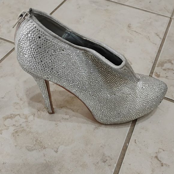 Steve Madden Rhinestone Silver Bootie Heels Sparkle Glam Fashion Size 9.5 - Picture 11 of 15
